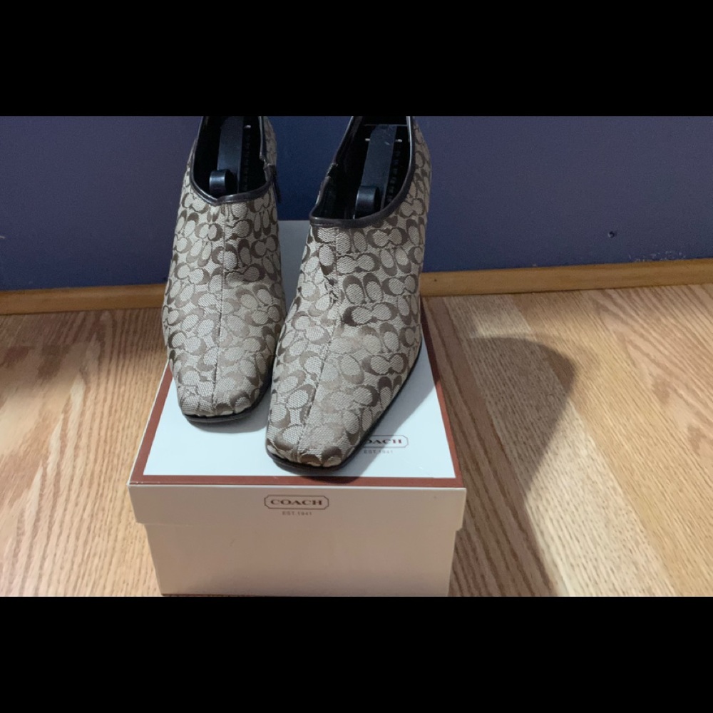 Coach Daphne SML LoGo/CLF KHAKI/MAHOGANY MEDIUM 7.5 Ankle Bootie